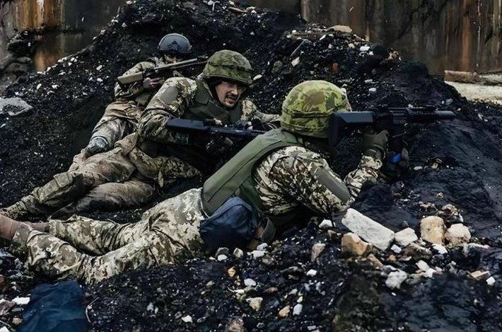Trang Military Review của Nga cho biết, hiện tại, giao tranh đang diễn ra gần các tòa nhà hành chính của Pokrovsk, cũng như theo hướng nhà ga xe lửa. Kênh Military Summary cho biết, các nguồn tin Ukraine công bố đoạn video ghi lại cảnh quân Ukraine, đánh chặn quân Nga sâu bên trong Pokrovsk.