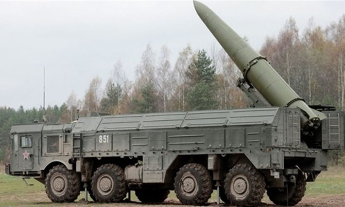 Chiến lược của Nga khai thác sự chậm trễ trong các gói viện trợ của phương Tây cho Ukraine, giống như gói viện trợ 61 tỷ USD của Mỹ bị đình trệ vào năm 2024. Tình báo Ukraine cảnh báo về ý định leo thang các cuộc tấn công của Moscow nếu ngoại giao không thành công, tận dụng nguồn dự trữ tên lửa của họ để gây áp lực liên tục.