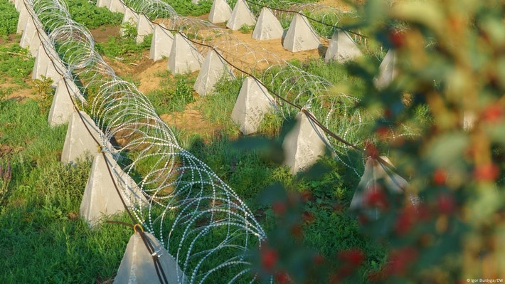 Thành phố Pokrovsk từng được mệnh danh là “Phòng tuyến Maginot của miền Đông Ukraine", với vành đai phòng thủ vững chắc sâu 30 km. Nhưng RFAF đã xé toạc tuyến phòng thủ chỉ trong 48 giờ - không phải bằng “các dòng lũ thép”, mà bằng "chiến thuật luồn sâu đánh hiểm" của lực lượng đặc nhiệm và "chiến thuật bầy đàn" của UAV FPV.