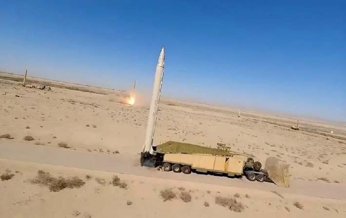 Đối với Iran: Iran đã tuyên bố là bên chiến thắng và họ sẽ tự rút ra kết luận của riêng mình. Bất chấp sự bất ngờ và quy mô của cuộc tấn công bằng tên lửa và UAV, tác động chiến lược trong đòn tấn công trả đũa ban đầu của Iran đối với Israel là rất nhỏ. Điều này cho thấy rằng, chỉ có một cuộc tấn công kết hợp lớn, mới có thể dẫn đến kết quả có lợi cho Iran.