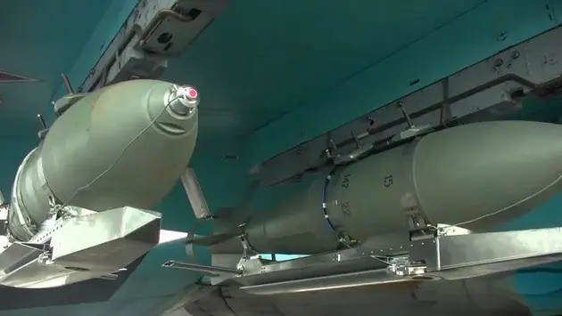 Đối mặt với bom dẫn đường UMPK của Nga, NATO tới thời điểm này dường như “bất lực”. Mặc dù NATO có 32 quốc gia thành viên và độc quyền nhiều về công nghệ quốc phòng tiên tiến, nhưng dường như các hệ thống phòng không của khối này, dường như đã mất đi sức mạnh trước loại bom mới này.