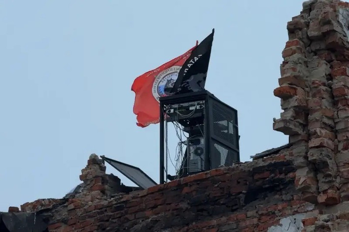 Kênh Deep State, có liên kết với Cơ quan tình báo AFU (GUR), viết rằng quân Ukraine "tiếp tục phòng thủ ở phía tây nam thành phố - thuộc tiểu khu Shakhty, và quân Nga vẫn chưa hoàn toàn chiếm được thành phố". Deep State gọi việc xuất hiện cờ Nga bên ngoài những vị trí này, là hành động "đơn phương cắm cờ". Họ nói rằng một số binh sĩ Nga "đã chạy về phía trước và cắm cờ Nga ở đó".
