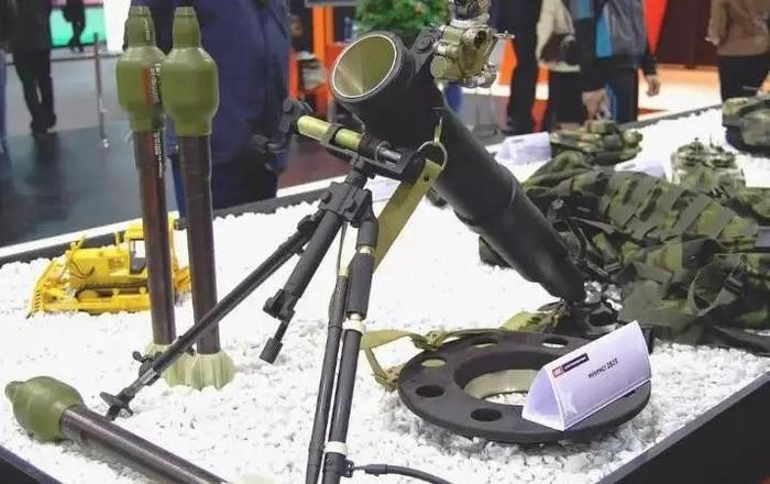 Trên thực tế, nhu cầu chiến trường là hiển nhiên. Trước yêu cầu của chiến trường, giới quân sự nhắc tới mẫu súng cối “giảm thanh” 2B25 Seagull của Nga. Đây chắc chắn là một vũ khí tốt, chỉ nặng 13 kg và có tiếng nổ đầu nòng rất nhỏ. 2B25 được phát triển đặc biệt để chống lại súng cối LMP-2017 60mm của Ba Lan.