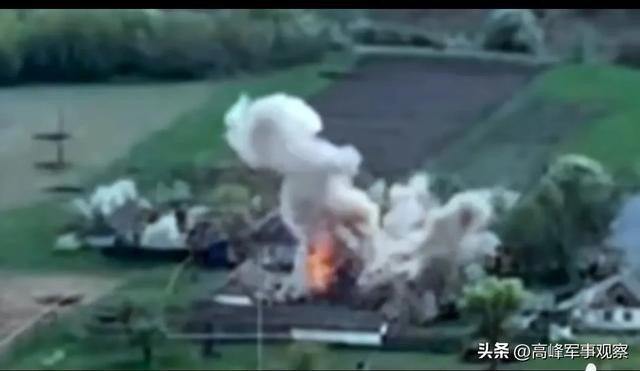 Trong một video được công bố trực tuyến cho thấy, một khu vực tập kết quân của AFU ở khu vực Kondratovka, thuộc tỉnh Sumy, đã bị tấn công bằng một loạt bom lượn có điều khiển hạng nặng của Không quân Nga.