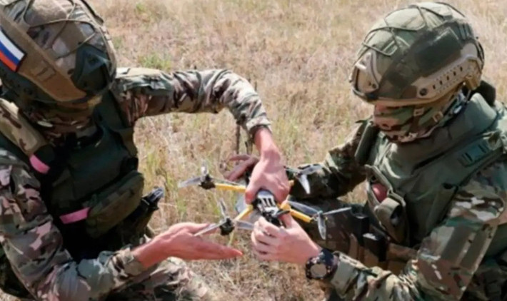 Trong chiến tranh hiện đại, chiến trường trở nên “rõ như ban ngày” do các loại UAV đan dày trên không, đã khiến các hoạt động tác chiến mặt đất và cứu hộ truyền thống trở nên cực kỳ nguy hiểm, thậm chí vô ích. Khi một bên có "tầm nhìn toàn cảnh", có thể theo dõi chuyển động của đối phương theo thời gian thực.