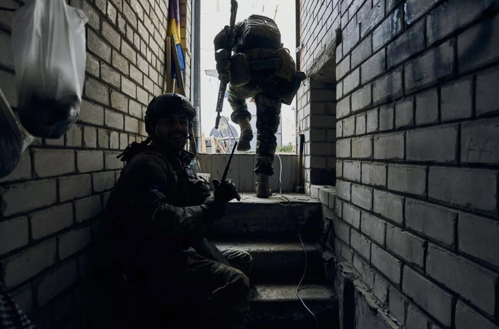 Hiện tại, RFAF đang chủ yếu tấn công khu công nghiệp phía đông Kupyansk, sau khi đã chiếm được một nhà máy sữa. Nếu quân Nga tạo thành vòng vây ba mặt, AFU sẽ không còn lựa chọn nào khác ngoài việc dùng đến cuộc thi “ba môn phối hợp”. (Nguồn ảnh Topwar, Ukrinform, Kyiv Post, TASS).