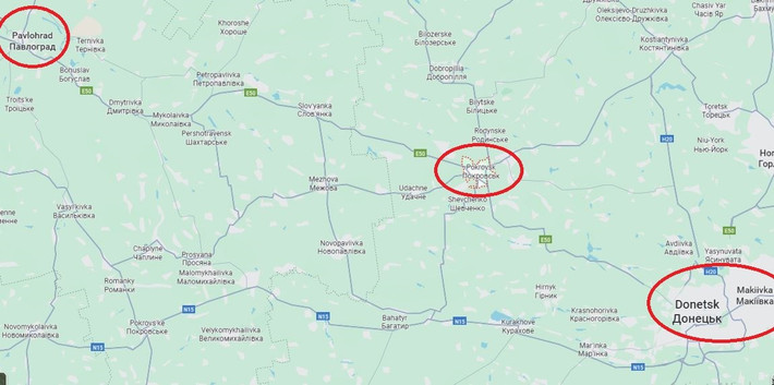 Pokrovsk nằm ở phía tây vùng Donbass, thuộc miền đông Ukraine, tại một vị trí chiến lược, nơi giao nhau của tuyến đường sắt T0406, tuyến đường sắt phía bắc và đường cao tốc M30. Trước chiến tranh, dân số của Pokrovsk khoảng 60.000 người, hiện vẫn còn hơn 10.000 người.