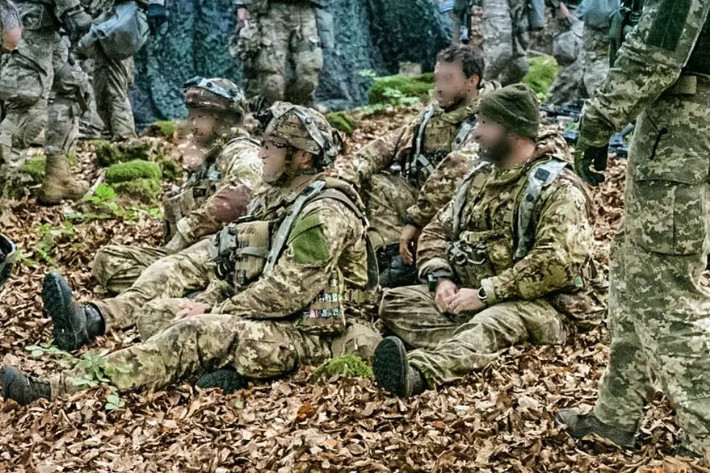 Hiện nay có một lực lượng lớn quân Ukraine, đang tổ chức phòng ngự trên bờ phía nam của hồ chứa Kleban-Byk. Hồ chứa này nằm ở phía nam thành phố Kostiantynivka và phía bắc thành phố Toretsk. Hiện quân Ukraine ở đây đã bị phong tỏa hoàn toàn trong khoảng một tháng.