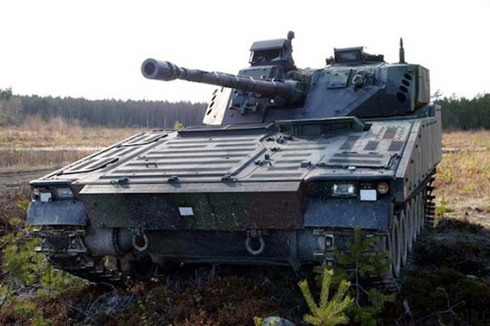 CV90 được trang bị máy đo khoảng cách laser và khí tài quan sát ảnh nhiệt, hệ thống ổn định pháo hai mặt phẳng, máy tính đường đạn và hệ thống liên lạc kỹ thuật số và nhiều tính năng tiên tiến khác. Theo thông tin công khai, hơn 1.200 chiếc CV90 với nhiều phiên bản khác nhau đã được sản xuất. Quân đội Ukraine đã nhận được khoảng 50 chiếc.