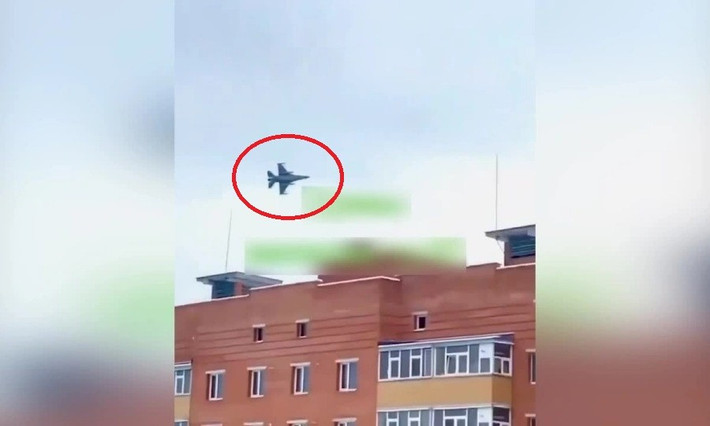 Nên nhớ là những chiếc chiến đấu cơ của Ukraine khi thực hiện chi viện ở tiền tuyến, thường phải bay rất thấp để tránh bị phát hiện, nếu không họ sẽ ngay lập tức bị hỏa lực phòng không mặt đất và trên không của Nga bắn hạ. (Ảnh chiếc máy bay chiến đấu F-16 của Ukraine bay sát nóc nhà ở Sumy).