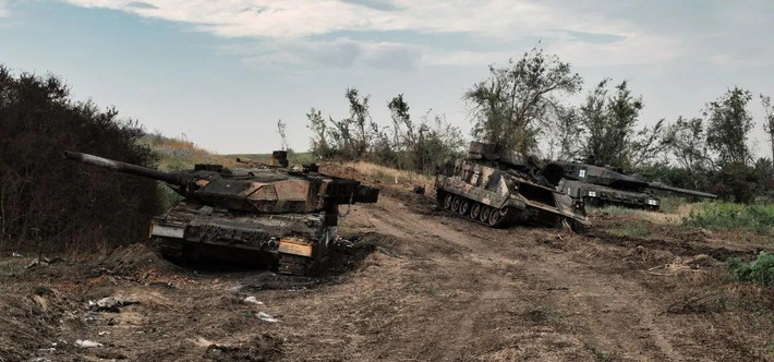 Theo Future Army, đạn pháo trên xe tăng Leopard 2A4, được cất giữ trong khoang đạn ở phía sau tháp pháo; nhưng vẫn còn đạn để ở khoang hai bên thành xe. Khoang chứa đạn phía sau tháp pháo có thiết kế đặc biệt, nếu đạn bị kích nổ, các tấm kim loại trên trần tháp pháo sẽ dễ dàng bật ra. Sóng xung kích của vụ nổ sẽ hướng lên trên, giúp tăng khả năng sống sót của kíp xe.