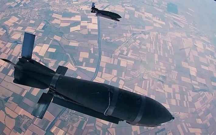 RFAF ở mặt trận Kupyansk đang tích cực sử dụng không quân chiến thuật, thả bom lượn có điều khiển UMPK, tấn công các vị trí phòng thủ của Quân đội Ukraine (AFU). Gần đây, đội hình của Trung tâm Lực lượng Đặc nhiệm số 19 và Lữ đoàn Tác chiến số 15 của AFU, được tái triển khai đến Kupyansk, đã bị máy bay Nga tấn công bằng bom UMPK.