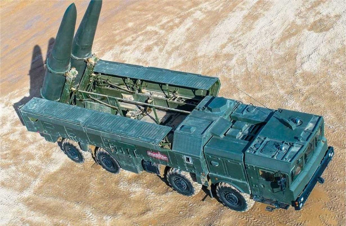 Iskander-M, được NATO gọi là SS-26 Stone, là hệ thống tên lửa đạn đạo chiến thuật di động tầm ngắn, được thiết kế để tấn công chính xác ở phạm vi lên tới 500 km. Theo Trung tâm Nghiên cứu Chiến lược và Quốc tế (CSIS), tên lửa này dài 7,3 mét, đường kính 0,92 mét, nặng khoảng 3.750 kg và có khả năng mang đầu đạn từ 480 đến 700 kg.