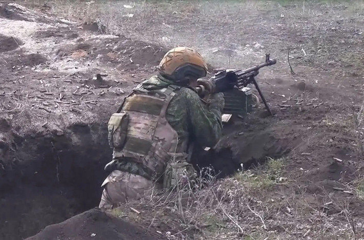 Trang Military Review dẫn nguồn tin từ Bộ Quốc phòng Nga cho biết, các đơn vị xung kích của Cụm quân phía Tây trong hai ngày qua, đã liên tiếp tràn ngập các ngôi làng ở phía nam thành phố Siversk. Vào ngày 3/10, quân Nga tiến vào Zvanivka, sau đó tiếp tục tràn ngập Fedorivka, và ngày hôm nay là kiểm soát hoàn toàn Kuzminivka.