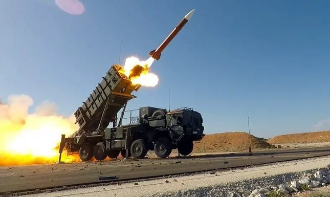 Ví dụ, vào cuối tháng 8, nhà máy sản xuất UAV Bayraktar của Thổ Nhĩ Kỳ gần Kiev đã bị tấn công. Ukraine đã gửi dữ liệu chiến đấu phòng không thực tế về Mỹ, và kỹ sư Mỹ cũng đã cập nhật thuật toán đánh chặn của hệ thống phòng không Patriot, nhưng hiệu quả còn hạn chế. Có thể các kỹ sư Nga đang cải thiện nhanh hơn.