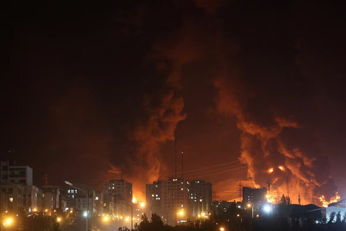 Điều này cho thấy rằng, cuộc chiến với Tehran không phải là một cuộc xung đột theo kiểu “dạo chơi”, tác động trả đũa sẽ được tất cả người Israel cảm nhận, vì đất nước của họ nhỏ bé. Người dân phải sống trong hầm trú bom rất bất tiện, và có thể mọi thứ trên bề mặt sẽ bị tên lửa Iran quét sạch.