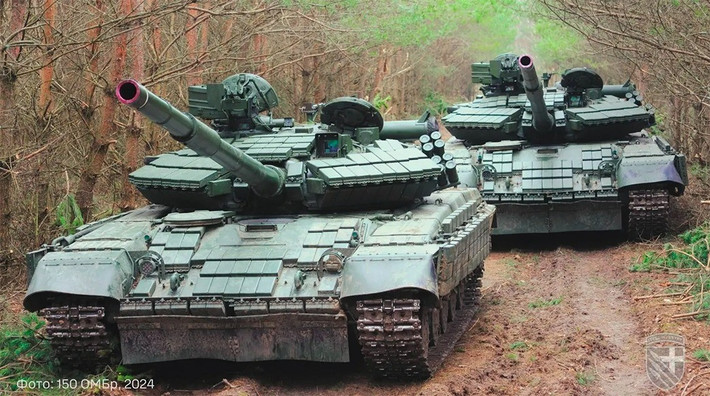 Pháo nòng trơn 125mm của T-64 đã làm phương Tây kinh ngạc. Vào thời điểm đó, tất cả xe tăng NATO đều được trang bị pháo rãnh xoắn, và pháo nòng trơn của T-64 có vận tốc đầu đạn là 1.750-1.800 m/s, vượt xa vận tốc 1.450 m/s của đạn pháo xe tăng NATO.