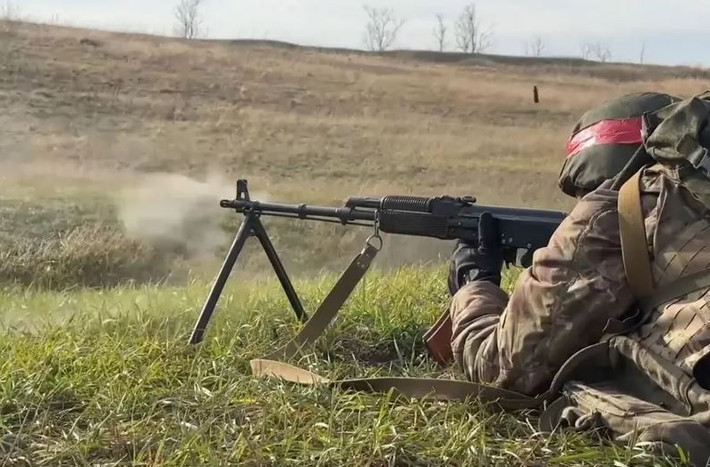 Cụm quân phía Đông RFAF đã hoàn tất việc dọn các ổ đề kháng còn lại của quân Ukraine tại làng Zelenoe Pole, nơi diễn ra cuộc giao tranh vào khoảng giữa tháng này. Trước đó vào ngày 17/5, trang Military Review cho biết, quân Nga đã đánh bật quân Ukraine ra khỏi trung tâm của ngôi làng này. Nhưng sau đó, quân Ukraine đã đào hào và cố gắng giữ phần phía tây của ngôi làng; RFAF đã tấn công quyết liệt và đã giành quyền kiểm soát hoàn toàn Zelenoye Pole.
