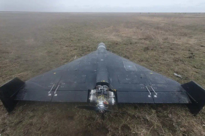Thứ hai là gián đoạn nguồn cung: UAV tự sát tầm xa Geran-2 của Nga tiếp tục tấn công các đoàn xe hậu cần và xe bọc thép chở quân do Latvia gửi đến, đã bị phá hủy trước khi đến nơi;