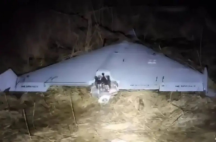 Điều đáng chú ý là việc đưa vào sản xuất hàng loạt UAV Geran-3 không có nghĩa là Nga sẽ từ bỏ việc sản xuất phiên bản Geran-2 chạy bằng động cơ xăng. Ngược lại, điều này có nghĩa là các cuộc tấn công của Nga sẽ trở nên đa dạng hơn. Và trong điều kiện thiếu hụt nghiêm trọng tên lửa cho lực lượng phòng không, Ukraine có thể hoàn toàn không có khả năng phòng thủ. (nguồn ảnh Military Review, Ukrinform, TASS).