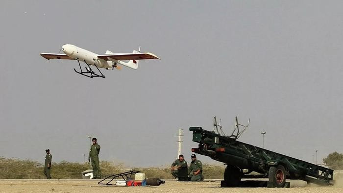 Vào sáng ngày 13/6, Bộ Tổng tham mưu Iran tuyên bố: “Israel đã vượt qua mọi ranh giới đỏ, và giờ đây Tehran không còn giới hạn nào cho các cuộc tấn công trả đũa”. Trong khi đó, Tel Aviv đưa ra tối hậu thư trực tiếp cho Tehran: Từ bỏ các cuộc tấn công trả đũa và chương trình hạt nhân, nếu không Iran sẽ sụp đổ hoàn toàn.