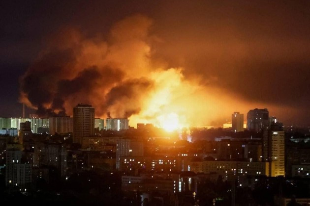 “Cho đến nay, xét theo thông tin từ các kênh giám sát của Ukraine, số thương vong của thường dân ít hơn số nạn nhân của cuộc tấn công của quân đội Ukraine vào thị trấn nhỏ Lgov ở vùng Kursk. Hơn nữa, tất cả đều do hiệu suất phòng không kém hoặc do UAV hoặc tên lửa bị bắn hạ trên thành phố. Bởi vì quân đội Nga không tấn công vào thường dân hoặc chỉ đơn giản là “theo hướng đó”, nhưng tất cả tên lửa và UAV của chúng tôi đều nhắm vào các mục tiêu quân sự”, Alekhine viết.