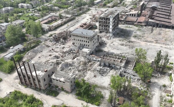 Cùng với đó là địa hình hiểm trở của Chasov Yar, kênh đào Severski Donets - Donbass chảy qua thành phố, là vật cản lớn; mật độ đô thị dày đặc nằm trên đồi cao, các nhà máy, rừng rậm, hồ nước …, đan xen với nhiều công trình phòng thủ. Ngoài ra, quân Ukraine còn bố trí mìn dày đặc trên một số hướng, khiến tốc độ tiến công của quân Nga muốn nhanh cũng không thể được.