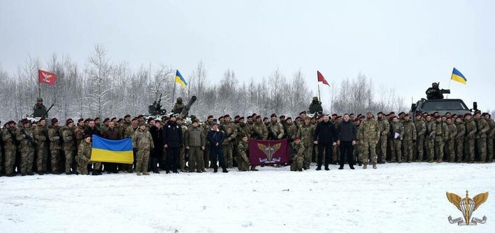 Trước đó, Tổng thống Ukraine Zelensky đã nhiều lần ca ngợi Lữ đoàn đổ bộ đường không 77, ông đánh giá đây là một trong những đơn vị hiệu quả và sẵn sàng chiến đấu nhất của AFU. Vào ngày 10/8 năm ngoái, nhà lãnh đạo Ukraine đã bày tỏ lòng biết ơn đối với các chiến sĩ của Lữ đoàn.