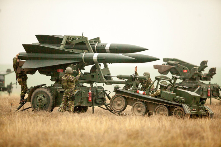 Các cuộc tấn công bằng Ukraine giá rẻ của Nga, được các chuyên gia CSIS ví như những “hố đen”, hút cạn những quả tên lửa phòng không cuối cùng trong kho của phương Tây; khi lãnh đạo Kiev liên tục yêu cầu cung cấp thêm tên lửa đánh chặn mới cho hệ thống phòng không, nhưng kết quả là như “muối bỏ biển”.