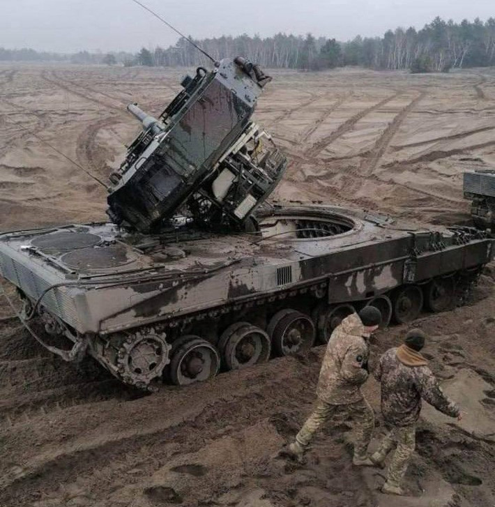 Đặc biệt là việc huấn luyện để phù hợp với chiến tranh đô thị và đồng bằng của AFU, đã dẫn đến tình thế tiến thoái lưỡng nan khi "xe tăng tiến vào thành phố và gây thương vong" trong nhiều trường hợp. Đặc biệt là do khả năng bảo trì yếu, tỷ lệ hỏng hóc của xe tăng do NATO hỗ trợ lên tới 40%, vượt xa RFAF.
