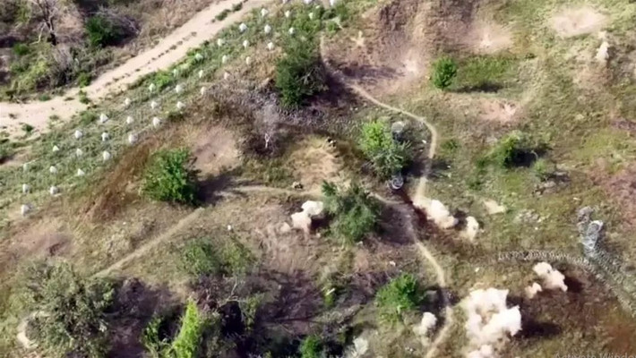 Hiện tại, những người lính Ukraine còn sống sót đang cố gắng rút khỏi làng Kleban-Byk, bằng đường bộ dọc theo con đường mòn về phía tây bắc dọc theo hồ chứa. Nhưng điều này không hề dễ dàng, khi quân Nga đã kiểm soát hoàn toàn "cổ họng" còn lại, mà quân Ukraine sử dụng để rút lui. Pháo binh và UAV FPV của Nga, đang tích cực truy đuổi quân Ukraine đang tháo chạy.