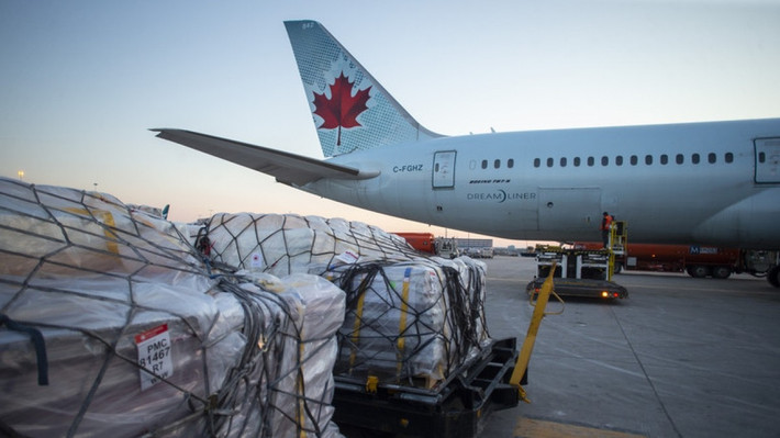 Thủ tướng Canada Mark Carney cho biết, Canada cam kết cung cấp 2 tỷ đô la Canada (khoảng 1,44 tỷ USD) viện trợ quân sự cho Ukraine vào tháng 6/2025, trong đó khoảng 1 tỷ đô la Canada sẽ bằng UAV, đạn dược và xe bọc thép; và số vũ khí này sẽ đến Ukraine vào tháng 9 tới đây. (nguồn ảnh Military Review, TASS, Ukrinform).