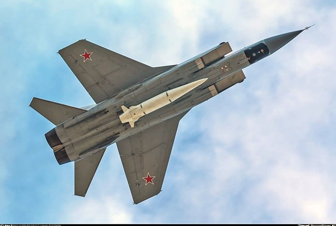 Trong bản cập nhật lúc 6h33, lực lượng phòng không Ukraine, cho biết máy bay chiến đấu MiG-31K của Nga đã khai hỏa và tên lửa đạn đạo siêu vượt âm Kinzhal đang hướng về Lviv. Chỉ 3 phút sau, các vụ nổ mạnh đã làm rung chuyển thành phố miền Tây Ukraine, theo phóng viên Suspilne.