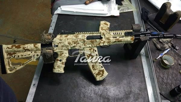 Các lô đầu tiên của súng trường tấn công AK-12K carbine mới, đang được cấp cho các đơn vị tấn công thuộc lực lượng đổ bộ đường không RFAF, đang chiến đấu ở chiến trường Ukraine và các đơn vị trinh sát lục quân.