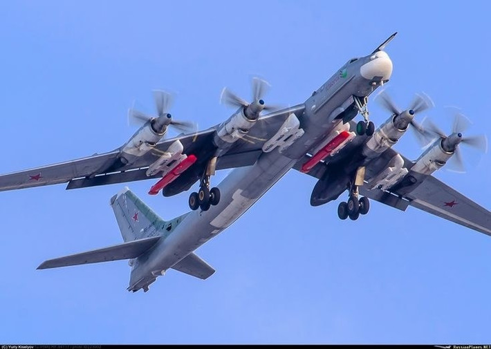 Vào sáng sớm, khoảng 5 giờ sáng, Không quân Ukraine đã thông báo vụ phóng tên lửa từ máy bay ném bom chiến lược Tu-95MS của Nga. Cùng lúc đó, tên lửa hành trình Kalibr đã được phóng từ khu vực Biển Đen. Vào buổi tối, truyền thông Ukraine đưa tin về ba tàu chiến Nga được trang bị tên lửa, sẵn sàng phóng. Theo thông báo của phòng không Ukraine, tên lửa Kalibr đang hướng đến Lviv.