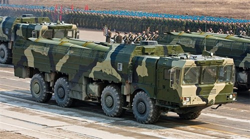 Những cuộc tấn công này của Nga, trung bình tiêu thụ khoảng 50 tên lửa mỗi tháng, nhằm mục đích làm tê liệt nền kinh tế và tinh thần của Kyiv, buộc phải chuyển nguồn lực từ các tuyến phòng thủ tiền tuyến. Trong khi Ukraine phải phụ thuộc vào tên lửa tầm xa như HIMARS và ATACMS, số lượng có hạn và không thể đối đầu với kho vũ khí tấn công được cHo là “hung thần” của Nga. (nguồn ảnh TASS, Sputnik, Military Review).