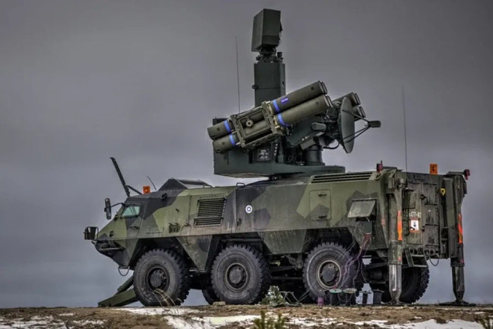 Vào tháng 12/2022, Pháp đã viện trợ cho Ukraine 2 tiểu đoàn tên lửa phòng không tầm thấp Crotale. Nhiệm vụ chính của hệ thống Crotale là đánh chặn các mục tiêu bay ở độ cao thấp, một nhiệm vụ quan trọng trên chiến trường Ukraine. Crotale sử dụng tên lửa đánh chặn VT-1, với tốc độ Mach 3,5 và tầm bắn hiệu quả tối đa 11 km, được thiết kế để tiêu diệt UAV, tên lửa hành trình, trực thăng và máy bay bay thấp.