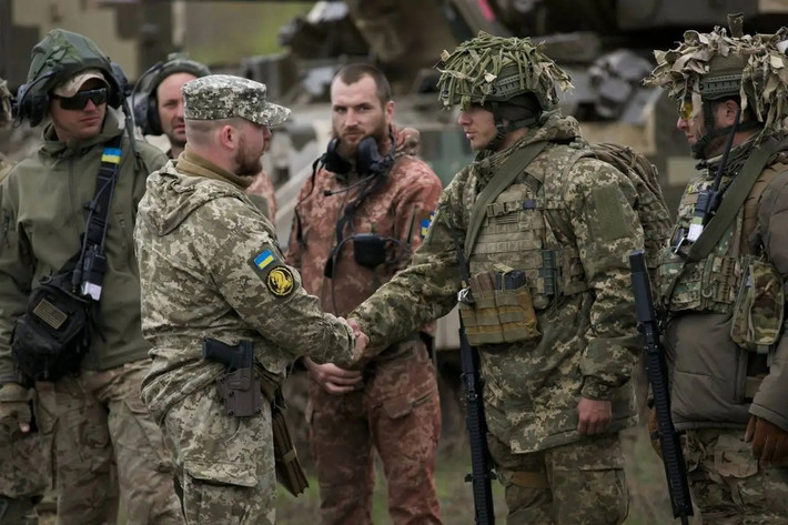 Kiev chọn phương án thứ hai và điều thêm quân đến giải vây. Nhưng những nỗ lực này chỉ làm tăng quy mô vòng vây và số lượng binh sĩ bị mắc kẹt bên trong các "hố đen" này. Phía Ukraine chịu tổn thất nặng nề cho những bước tiến nhỏ, đồng thời tạo điều kiện cho Nga hình thành những vòng vây lớn hơn trong tương lai. (nguồn ảnh Military Review, TASS, Ukrinform).