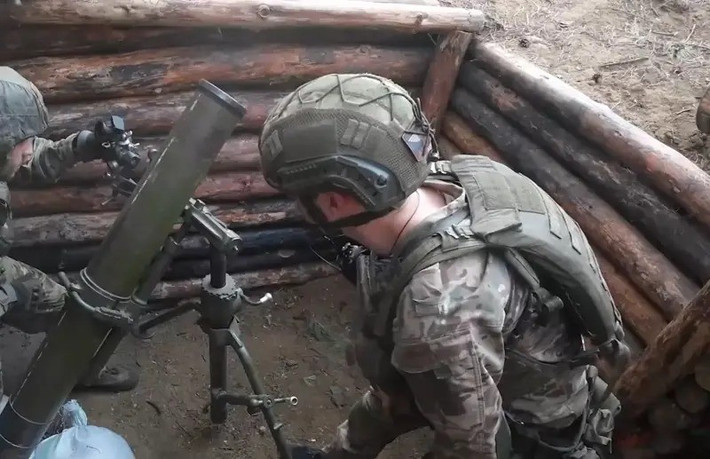 Ngoài ra, lính Ukraine phản ánh rằng, các khu vực mà quân Nga hiện đang tiến qua, đã không được công binh AFU rải mìn. Wall Street Journal cũng trích dẫn thông tin của Bộ Tổng tham mưu AFU công bố, cho thấy RFAF đã tập trung 50 nghìn quân ở khu vực này; nhưng quân Ukraine tại đây lại ít hơn quân Nga 3 lần.