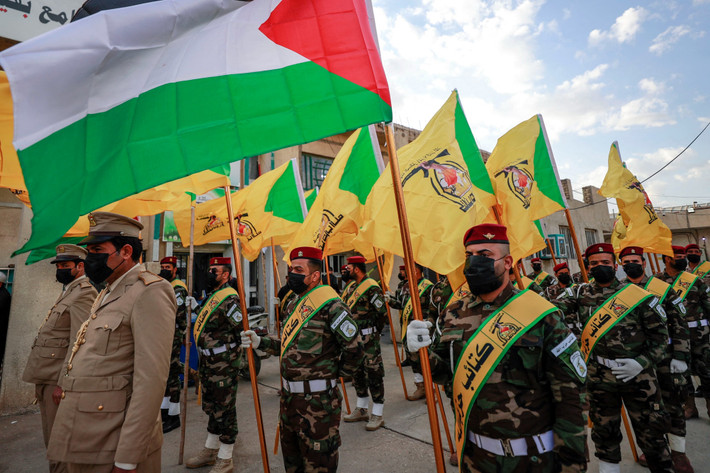 Điều đáng lo ngại hơn nữa là Israel dù đã đánh bại Hamas ở Dải Gaza và Hezbollah ở Lebanon. Mặc dù "trục kháng chiến" do Iran lãnh đạo đã bị tổn thương, nhưng lực lượng này thực sự chỉ “rã”, chứ chưa “tan” hoàn toàn. Nếu Lữ đoàn Hezbollah thực sự chặn eo biển Hormuz, ngay cả khi Mỹ phái tàu sân bay đến để rà phá bom mìn, cũng phải mất vài ngày. Ai sẽ gánh chịu tổn thất kinh tế toàn cầu trong những ngày này?