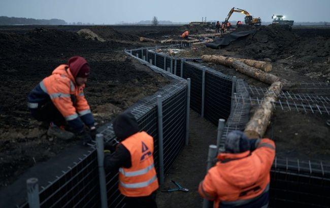Điều khó khăn hiện nay là phía Ukraine không có nhiều thiết bị xây dựng; ngoài ra, chúng phải được vận chuyển bằng cách nào đó đến nơi làm việc. Và việc này không hề dễ dàng trong điều kiện kiểm soát chặt chẽ về thông tin liên lạc và hỏa lực của quân đội Nga.