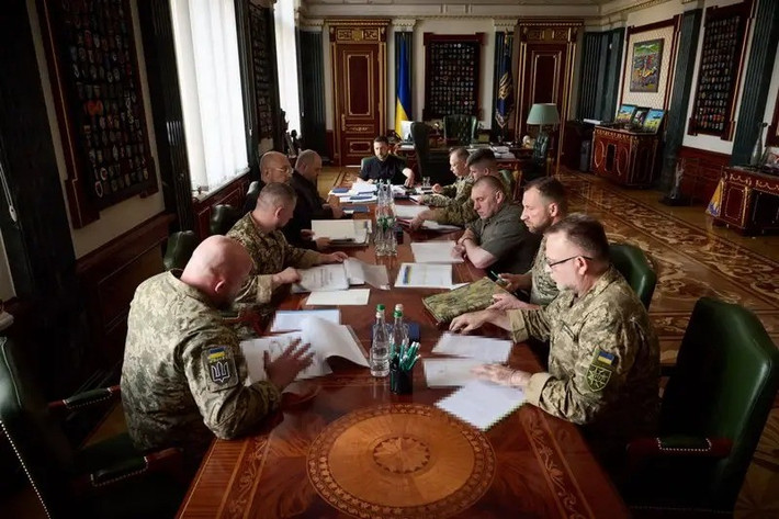 Trước tình hình khu vực mặt trận Donetsk diễn biến nhanh chóng theo hướng bất lợi cho Ukraine, Tổng thống Zelensky đã triệu tập một cuộc họp khẩn cấp với Bộ Tổng tham mưu AFU. Bất chấp các biện pháp đã được thực hiện và việc điều chuyển lực lượng dự bị, được rút khỏi các mặt trận khác tới đó, Kiev vẫn không thể đảo ngược tình hình.