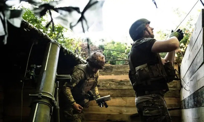 Tình thế tiến thoái lưỡng nan: Quân đội Ukraine hiện đang phải dựa vào "kho dự trữ vay nợ" để mua đạn pháo, chưa kể đến việc xây dựng tuyến phòng thủ. Một người lính Ukraine kêu ca với phóng viên hãng tin Mỹ CNN: "Chúng tôi thậm chí còn phải đào chiến hào bằng xẻng, trong khi khối lượng xây dựng công sự quá lớn, thời gian gấp gáp".