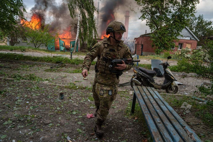 Một lính nghĩa vụ Ukraine bị bắt làm tù binh thú nhận: "Chúng tôi đã đóng quân trong rừng ba tháng mà không được huấn luyện chiến đấu thực tế. Nhìn thấy xe tăng tấn công, chúng tôi không biết phải phản ứng thế nào". Trong giai đoạn này, quân Nga đã phá hủy 12 xe bọc thép của Ukraine và tiến xa tới 3 km.