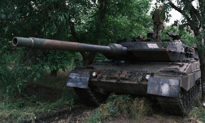 Quân nhân Ukraine đã đăng tải video về chiếc Leopard 2A4 này lên mạng Telegram và cho biết, sau khi được sửa chữa phù hợp, chiếc xe sẽ quay trở lại chiến trường. Theo như người lính Ukraine cho biết, sau khi đạn phát nổ, chiếc xe đã chạy thêm 500 mét trước khi dừng lại, kíp xe an toàn và chiếc xe được cứu kéo về phía sau.