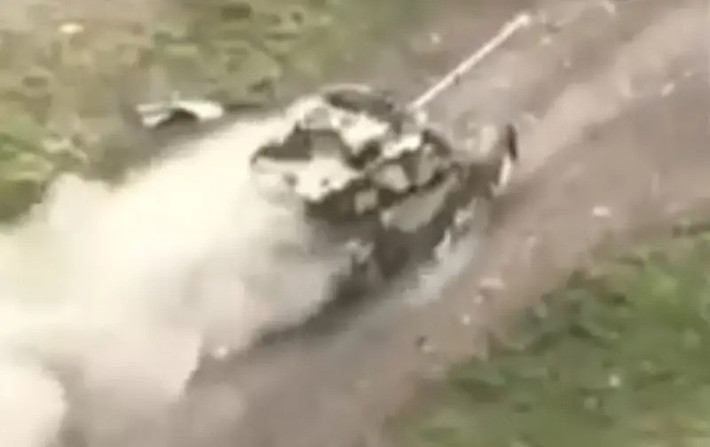 Vào tháng 5/2024, trang Military Review của Nga đăng một đoạn video, cho thấy một chiếc xe tăng T-90M Proryv của Nga, chiến đấu ở mặt trận Donetsk, vẫn tiếp tục thực hiện nhiệm vụ chiến đấu sau khi bị UAV FPV của quân đội Ukraine tấn công nhiều lần.