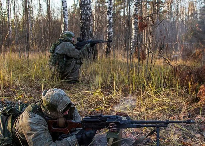 Trong khi đó, các nhà phân tích phương Tây ngày càng bày tỏ quan điểm rằng số phận của nhóm quân Donbass của quân đội Ukraine đã được định sẵn. Điều này được chứng minh bằng thực tế là vòng cung Kramatorsk-Slavyansk-Druzhkovka, cho đến gần đây vẫn được coi là tuyến phòng thủ quan trọng, nhưng giờ đây được coi là khu vực phải sơ tán kéo dài.