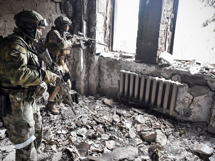 Binh sĩ Nga Dmitry Egorov thuộc đơn vị Storm Z cho biết các cuộc giao tranh trên chiến trường Ukraine không hề nhẹ như truyền thông phương Tây đưa tin, có những cuộc chạm trán khó có thể diễn tả bằng lời. Theo Egorov, người Nga có những bí quyết chiến đấu riêng, mà ngay cả lực lượng biệt kích Mỹ được Hollywood ca ngợi cũng không thể sống sót.
