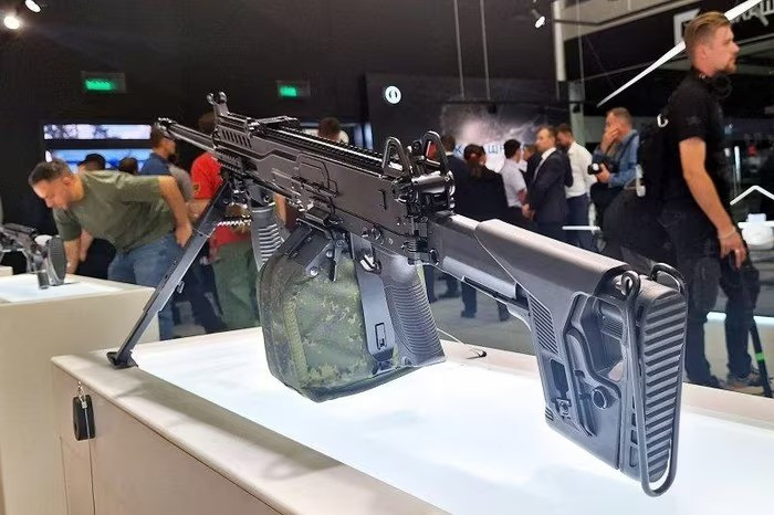 Súng máy RPL-20 có thể dùng hai loại nòng, là nòng dài 590 mm dành cho các nhiệm vụ yểm trợ hỏa lực thông thường và nòng ngắn 415 mm, phù hợp cho các đơn vị tấn công nhanh hoặc tác chiến trong không gian hẹp như đô thị. Đặc biệt là xạ thủ RPL-20 có thể thay nòng nhanh, bằng các phụ kiện đi kèm với súng.
