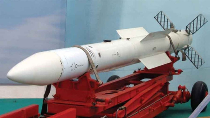 Nhưng do những khó khăn về kỹ thuật và kinh tế, tên lửa R-77 mãi tới năm 1994 mới được đưa vào biên chế. Trong chiến tranh Syria, lực lượng Không quân Vũ trụ Nga đã nhận được phiên bản cải tiến của R-77 là R-77-1, với khả năng chống nhiễu tốt hơn, đầu dò nhạy hơn. Tuy nhiên tính năng khí động học hạn chế.